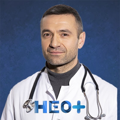 Врач психиатр клиники Нео+ в Казани - Закиров Ринат Фанилевич консультирует пациента в Казани